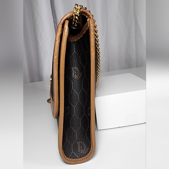 Christian Dior Honeycomb shoulder. The snap button have to press hard to snap - Picture 3 of 16